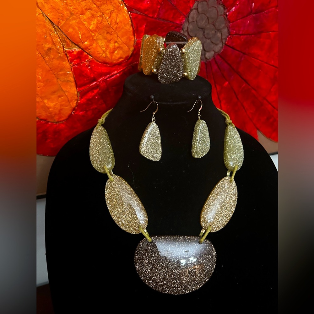 Gorgeous brown, tan and gold resin necklace, bracelet and earrings set